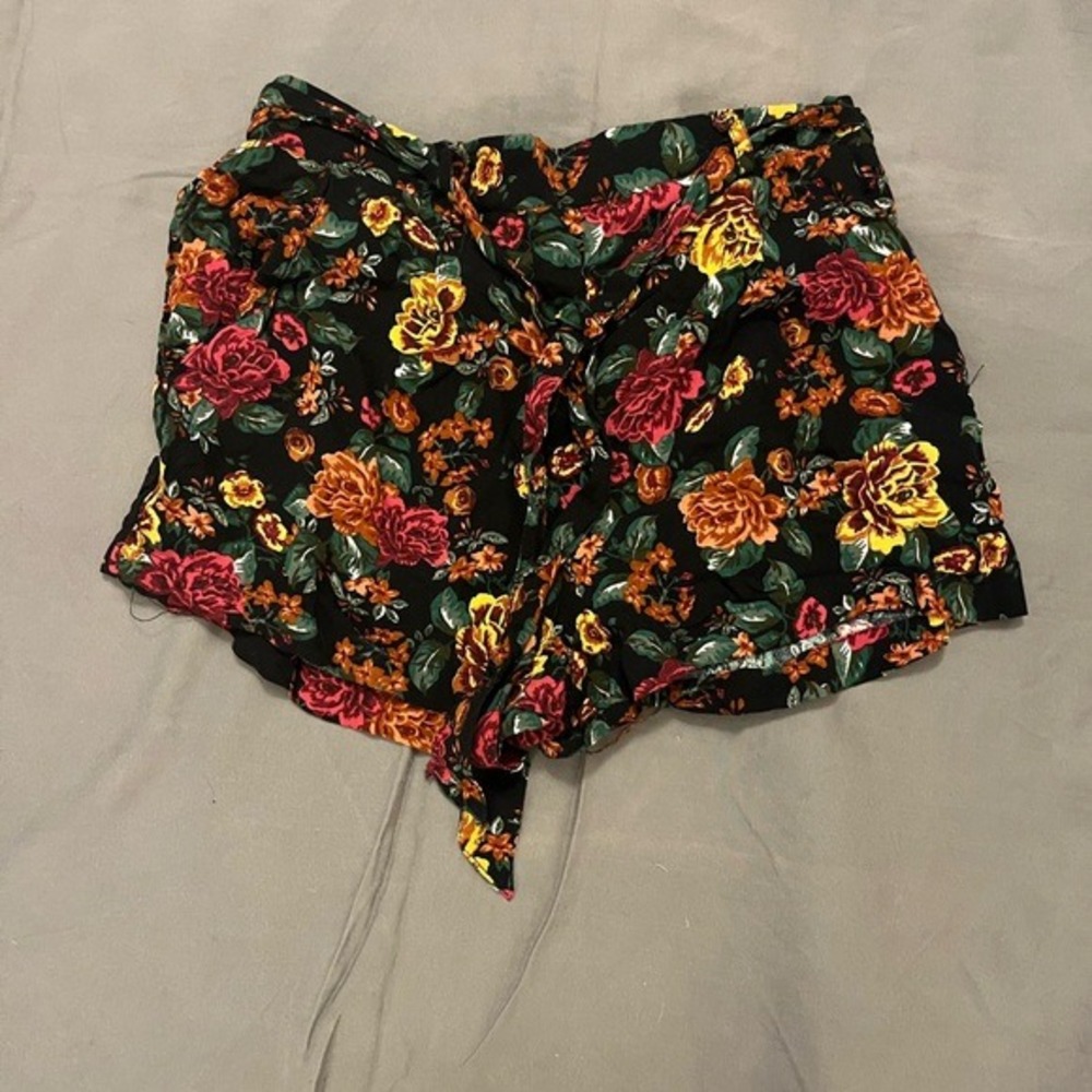 Ambiance Apparel Black Floral Tie Front Regular Waist Shorts Small